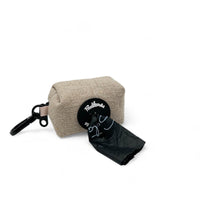 Poodlewohl Hanf-Poopbag mit Karabiner und Reißverschluss auf einem Naturhintergrund, ideal für umweltbewusste Hundebesitzer unterwegs.