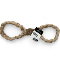 Das DoGood Eco Toy "Bummy" ist ein umweltfreundliches Hundespielzeug aus 100 % Jute, einer nachhaltigen Pflanzenfaser. Es ist biologisch abbaubar, robust und unterstützt den Tierschutz durch Spenden an Hunderettungsorganisationen.