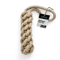 DoGood Eco Toy Bummy – Das nachhaltige Hundespielzeug
Das DoGood Eco Toy Bummy ist ein umweltfreundliches Spielzeug, das aus Jute gefertigt wird, einer natürlichen und nachhaltigen Pflanzenfaser. Diese Wahl sorgt nicht nur für Langlebigkeit und Festigkeit, sondern trägt auch aktiv zum Umweltschutz bei. Das Produkt verwendet zudem Leder, das als Nebenprodukt gewonnen wird, um Abfall zu reduzieren und Ressourcen sinnvoll zu nutzen. Jute ist zu 100 % biologisch abbaubar, was das Spielzeug zu einer großartigen