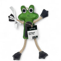 Das DoGood Eco Toy "Fritz der Frosch" ist ein umweltfreundliches Hundespielzeug, das aus 100 % natürlichen, biologisch abbaubaren Materialien wie Jute, Baumwolle und Upcycling-Wildleder gefertigt wurde. Es enthält kein Plastik, keine schädlichen Stoffe und unterstützt den Tierschutz durch Spenden an Tierheime.