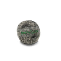 Nachhaltiger Bio-Hundeball aus robustem Wollfilz in Naturfarbe – handgemacht, ungiftig, schwimmfähig und ideal für Apportierspiele.