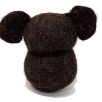 Handgefilzter Teddy aus ungefärbter Bio-Schurwolle von herzundhund® – robust, schadstofffrei und naturbelassen. Perfektes Hundespielzeug zum Apportieren, Kauen und Liebhaben. In Deutschland handgefertigt, aus regionaler Schafwolle. Waschbar bis 60°C.