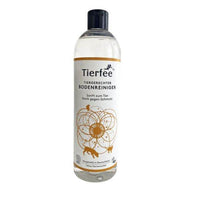 Flasche des "Tierfee Bodenreinigers", einem tiergerechten Reinigungsmittel für Böden, das sanft zum Tier und stark gegen Schmutz ist. Auf dem Etikett steht "Tiergerechter Bodenreiniger" mit der Zusatzbeschreibung "Sanft zum Tier, stark gegen Schmutz". Die Flasche ist transparent und wird von einem schwarzen Deckel abgeschlossen.
