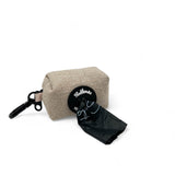 Poodlewohl Hanf-Poopbag mit Karabiner und Reißverschluss auf einem Naturhintergrund, ideal für umweltbewusste Hundebesitzer unterwegs.