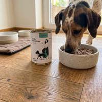 Poodlewohl Bio Nassfutter Rind Junior mit Bio-Rind, Hähnchenkarkasse, Gemüse und Haferflocken. Bio-Hundefutter für Welpen und Junghunde im Wachstum.
