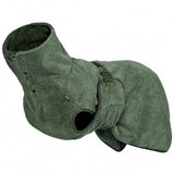 Hund trägt schnelltrocknenden Bademantel aus recyceltem Mikrofaser-Material – ideal nach dem Baden oder Spaziergang im Regen.