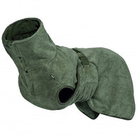 Hund trägt schnelltrocknenden Bademantel aus recyceltem Mikrofaser-Material – ideal nach dem Baden oder Spaziergang im Regen.