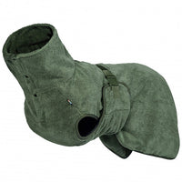 Hund trägt schnelltrocknenden Bademantel aus recyceltem Mikrofaser-Material – ideal nach dem Baden oder Spaziergang im Regen.