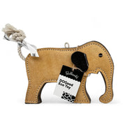 Das DoGood Eco Toy "Elmar der Elefant" ist ein umweltfreundliches Hundespielzeug aus 100 % natürlichen, biologisch abbaubaren Materialien wie Jute, Baumwolle und Upcycling-Wildleder. Es enthält kein Plastik, keine schädlichen Stoffe und fördert den Tierschutz durch Spenden an Tierheime.