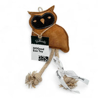 Das DoGood Eco Toy "Kathi die Eugenie die Eule" ist ein umweltfreundliches Hundespielzeug aus 100 % natürlichen, biologisch abbaubaren Materialien wie Jute, Baumwolle und Upcycling-Wildleder. Es enthält kein Plastik, keine schädlichen Stoffe und unterstützt den Tierschutz durch Spenden an Tierheime.
