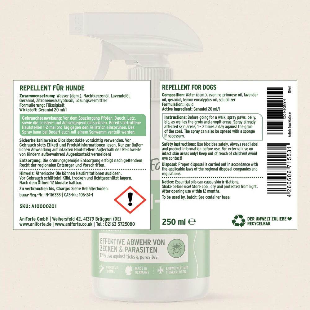 Etikett eines Abwehrsprays für Hunde, das für den Schutz vor Zecken und anderen Parasiten sorgt. Das Spray enthält ätherische Öle wie Nachtkerzenöl, Lavendelöl und Geraniol, und die Anwendung erfolgt durch Sprühen auf verschiedene Körperbereiche des Hundes, z.B. Pfoten und Bauch.