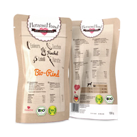 Verpackung von HerzensHund Bio-Rind in einem Beutel. Das Produkt enthält Zutaten wie Einkorn, Zucchini, Fenchel, Leinsamen und Karotten. Es ist glutenfrei und trägt das Bio-Siegel.