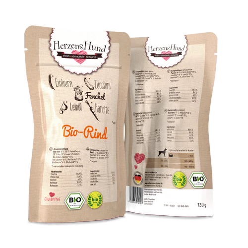 Verpackung von HerzensHund Bio-Rind in einem Beutel. Das Produkt enthält Zutaten wie Einkorn, Zucchini, Fenchel, Leinsamen und Karotten. Es ist glutenfrei und trägt das Bio-Siegel.