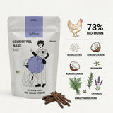 Poodlewohl Bio-Huhn Stickis Rezepturbild mit 73 Prozent Bio-Huhn, Reisflocken, Kokosflocken, Rosmarin, Lavendel und biobasierter Verpackung