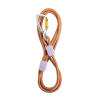 Die Woolly Wolf Führleine Rope Thin Terracotta Mix aus 100% recyceltem Polyester bietet eine nachhaltige und funktionale Lösung für Hundebesitzer. Mit reflektierendem Streifen, integrierter Dehnbarkeit und einem leichten Aluminium-Karabiner sorgt die Leine für Sicherheit und Komfort bei täglichen Spaziergängen.