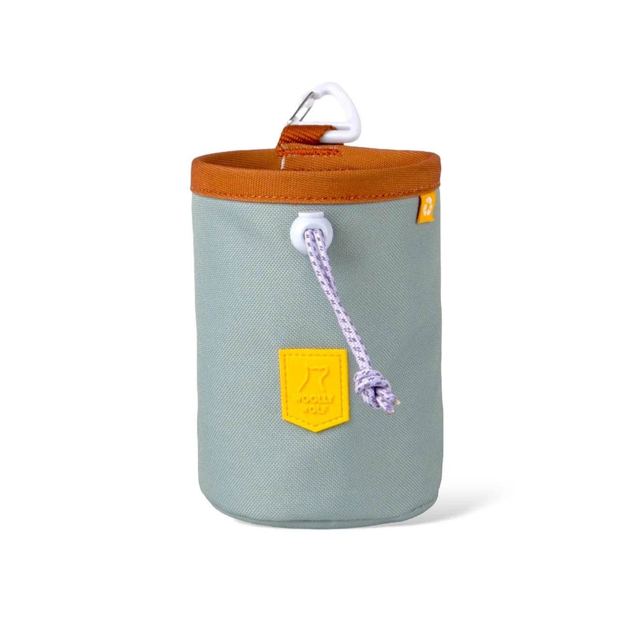 Woolly Wolf Alpha 360 Snack Bag – nachhaltiger Leckerlibeutel aus recyceltem Material mit Zugverschluss, verstärktem Rand und verstellbarem Hüftgurt, ideal für Training und Outdoor-Abenteuer mit Hund.