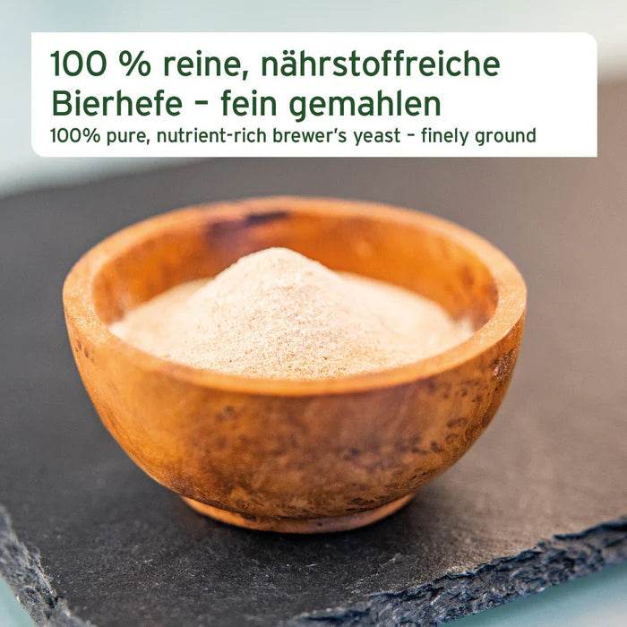 AniForte® Bierhefe Pulver – fein gemahlenes, 100 % natürliches Ergänzungsfuttermittel für Hunde und Katzen in Holzschale präsentiert