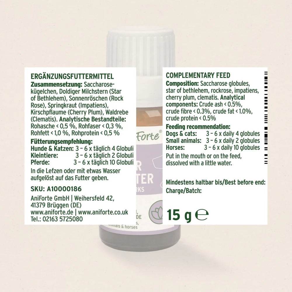 Etikett eines Produkts, das Globuli enthält, zur Unterstützung von Tieren, die unter Stress oder Angstzuständen leiden. Das Produkt enthält eine Mischung aus natürlichen Zutaten wie Star of Bethlehem, Rock Rose, Impatiens, Cherry Plum und Clematis. Es wird empfohlen, für Hunde und Katzen täglich 3-6 mal 4 Globuli zu verabreichen, für Kleintiere 3-6 mal täglich 2 Globuli und für Pferde 3-6 mal täglich 10 Globuli. Die Globuli können direkt in die Lefzen gegeben oder mit etwas Wasser ins Futter gemischt werden