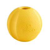 Ein Beco Fetch Ball aus Naturkautschuk in der Hand eines Hundebesitzers, der ihn für ein Wurfspiel im Freien vorbereitet. Der Ball ist elastisch, robust und mit einem angenehmen Vanilleduft versehen, um den Hund zum Apportieren zu motivieren.