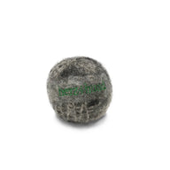 Nachhaltiger Bio-Hundeball aus robustem Wollfilz in Naturfarbe – handgemacht, ungiftig, schwimmfähig und ideal für Apportierspiele.