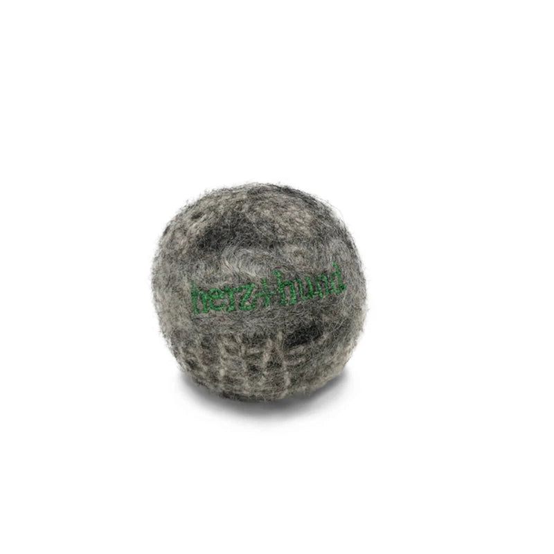 Nachhaltiger Bio-Hundeball aus robustem Wollfilz in Naturfarbe – handgemacht, ungiftig, schwimmfähig und ideal für Apportierspiele.
