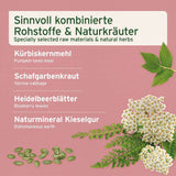 Das Bild zeigt das Etikett eines Produkts, das eine speziell ausgewählte Kombination aus Rohstoffen und Naturkräutern enthält, wie Kürbiskernmehl, Schafgarbenkraut, Heidelbeerblätter und Naturmineral Kieselgur. Diese Inhaltsstoffe sind für ihre positiven Eigenschaften bekannt und werden für die Unterstützung der Gesundheit verwendet.