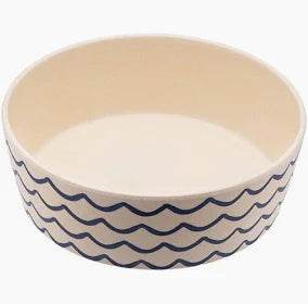 Nachhaltiger Futternapf "Classic Bamboo Bowl" von Beco aus Bambusfaser und Reishülsen. Robust, biologisch abbaubar und umweltfreundlich, mit einem stilvollen Wellenmuster, geeignet für Hunde und Katzen.