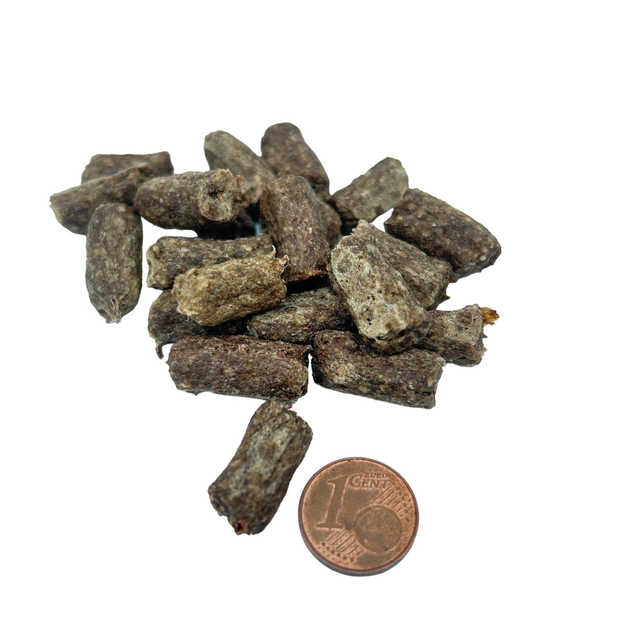 Nahaufnahme Bio-Putensnack mit Apfel – luftgetrocknete, geräucherte Hundesnack-Stücke mit sichtbarer Textur