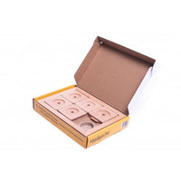 Intelligenzspielzeug aus Holz in geöffneter Verpackung, bestehend aus einem Spielbrett mit sechs verschiebbaren Platten zur Leckerli-Suche – geeignet für Hunde oder Katzen, zur mentalen Auslastung und Beschäftigung.