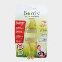 Borris Zeckenhebel aus 95 % recyceltem Kunststoff mit Verpackung, ausgestattet mit integrierter Doppellupe und patentierter Kufen-Technik für eine sichere Zeckenentfernung bei Mensch und Tier