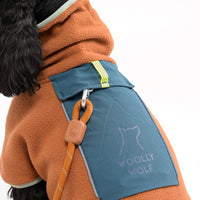 Detailansicht der Leinenbefestigung am doppellagigen Fleece-Pullover für Hunde – robuste Geschirröffnung mit verstärktem Rand und reflektierenden Nähten