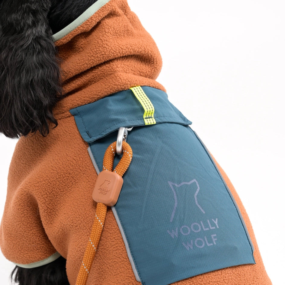 Detailansicht der Leinenbefestigung am doppellagigen Fleece-Pullover für Hunde – robuste Geschirröffnung mit verstärktem Rand und reflektierenden Nähten