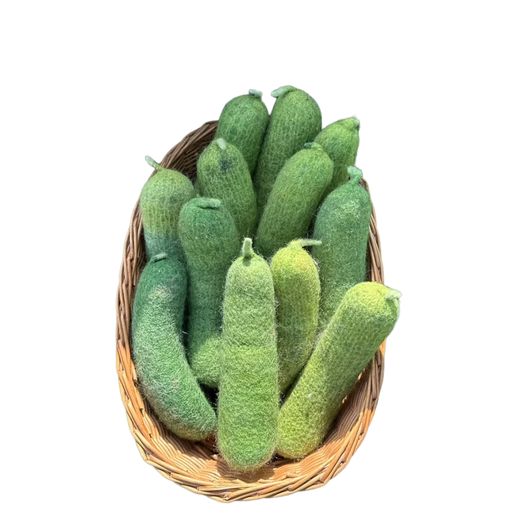 herzundhund Wollfilz-Gurke für Hunde, handgefertigt aus 100 % Bio-Schurwolle. Natürliches Hundespielzeug zum Werfen, Apportieren und Liebhaben, waschbar bis 60 °C.