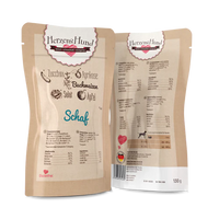 Verpackung von HerzensHund Bio-Schaf in einem Beutel mit Zucchini, Aprikose, Buchweizen, Salat und Apfel. Auf der Rückseite sind die Nährwertangaben und die Inhaltsstoffe aufgeführt.