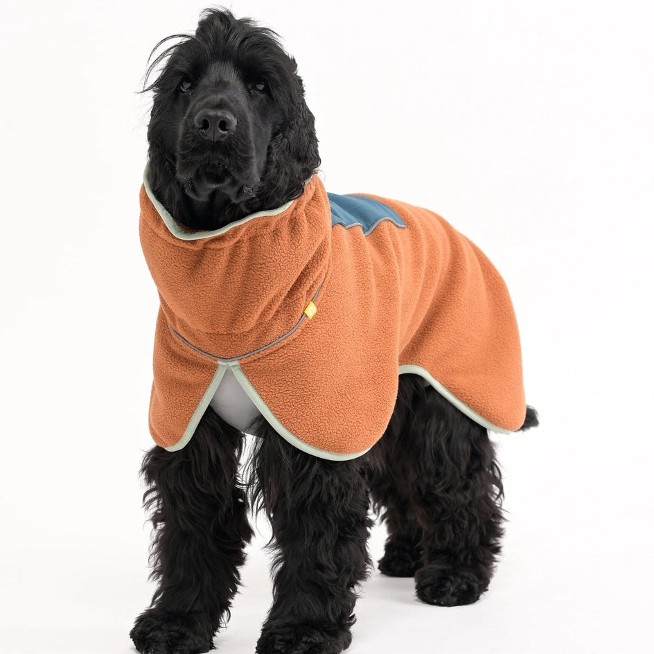 Hund trägt doppellagigen Fleece-Pullover von vorne, zeigt warme Passform und reflektierende Details