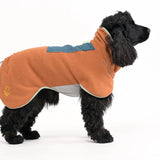 Hund trägt doppellagigen Fleece-Pullover aus recyceltem Material – warme, windabweisende Hundebekleidung mit verstellbarem Kragen und reflektierenden Details