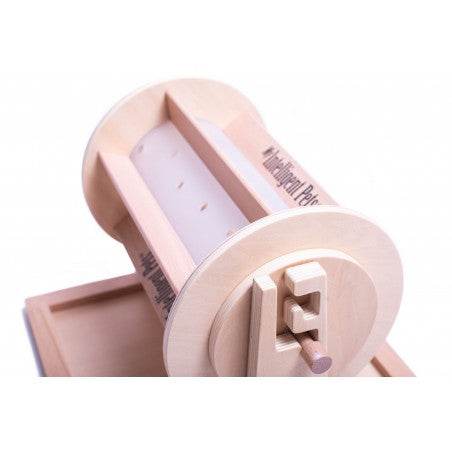 Nahaufnahme des Drehmechanismus des Hunde Glücksrads Pet’s Wheel of Fortune aus Holz, mit einem stabilen Holzmechanismus und transparentem Abschnitt für das Drehen, das Hunde und Katzen für Leckerlis verwenden.
