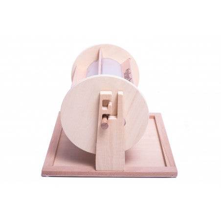 Rückansicht des Hunde Glücksrads Pet’s Wheel of Fortune aus Holz, mit einem Drehmechanismus, der für Hunde und Katzen entwickelt wurde, um Leckerlis durch Drehen des Rades zu erhalten.