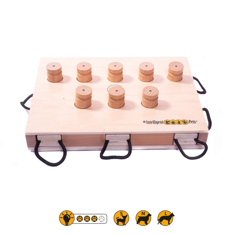 „iPet-Smart Dog“ Geschicklichkeitsspiel für Hunde, das die mentale Auslastung fördert. Das Holzspiel mit Auszügen, die mit Leckerlis versteckt sind, sorgt für geistige Herausforderungen und stärkt die Bindung zwischen Hund und Besitzer.