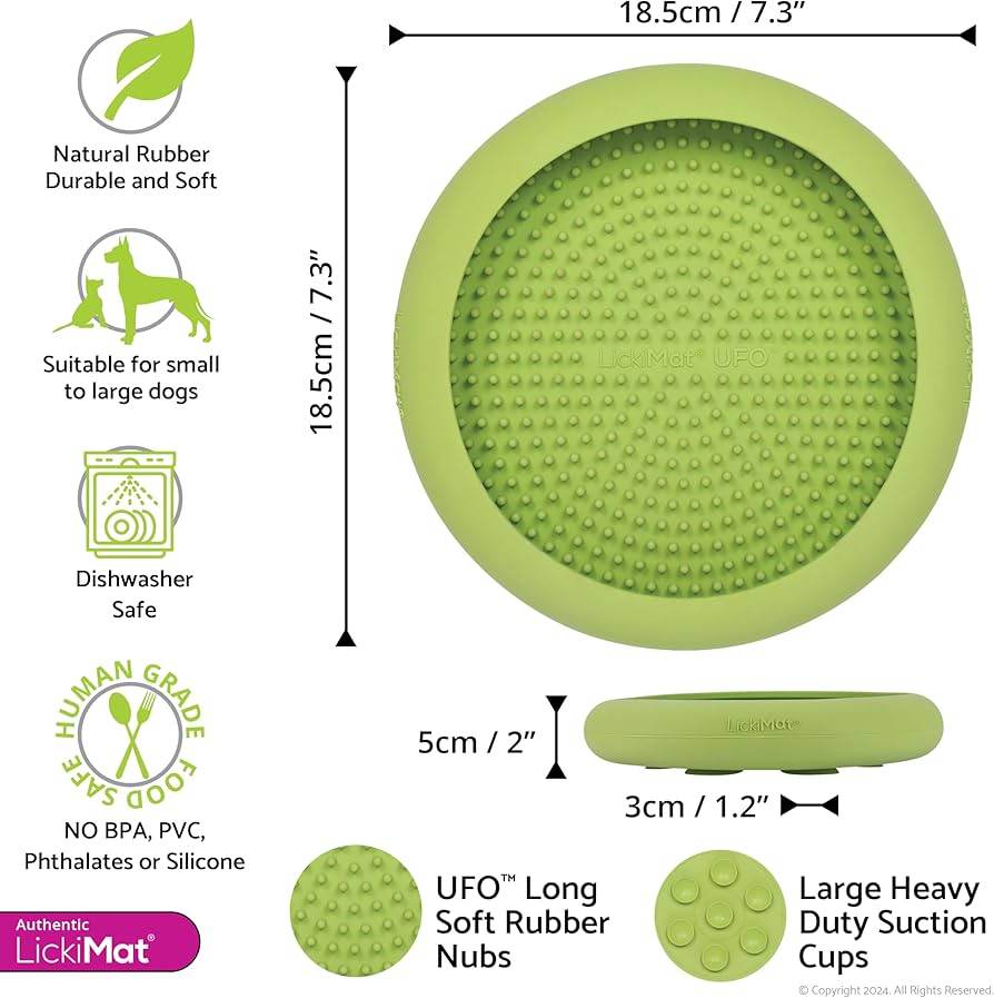 Nahaufnahme des LickiMat UFO Slowfeeder-Napfs mit Pfeilen und Detailbeschreibungen, die die sieben Saugnäpfe, die Noppenstruktur aus 100 % Naturkautschuk und die Verwendungsmöglichkeiten wie langsame Nahrungsaufnahme und Stressabbau zeigen.