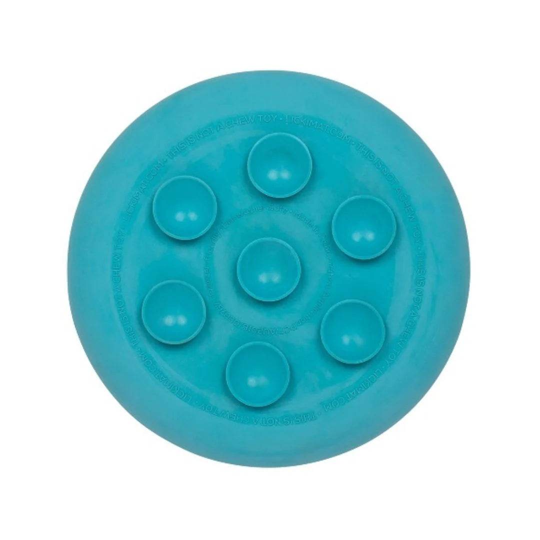 Die Rückseite des LickiMat UFO Slowfeeder-Napfs, aus 100 % Naturkautschuk, zeigt die sieben Saugnäpfe, die für sicheren Halt auf glatten Oberflächen sorgen. Ideal, um eine langsame Nahrungsaufnahme zu fördern und Stress bei Hunden zu reduzieren.