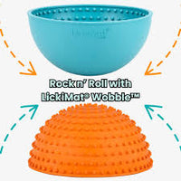 LickiMat Wobble Slowfeeder-Napf mit Pfeilen, die die Funktion des wackelnden Napfes zur Förderung langsamen Fressens und besseren Verdauung verdeutlichen.

Bildname:
