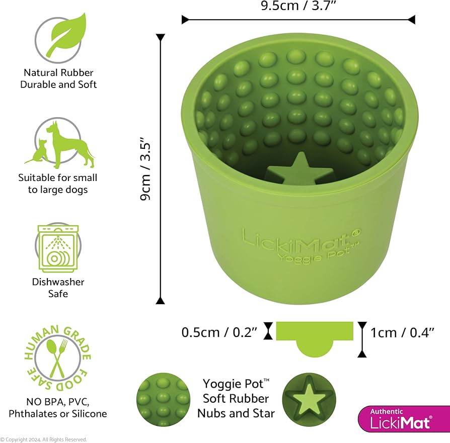 Detailaufnahme des LickiMat Yoggie Pot – Anti-Schling Hundenapf mit Noppenstruktur, die die Zunge reinigt. Pfeile zeigen die Eigenschaften des Produkts: langsames Fressen, mentale Stimulation und Stressabbau für Hunde.