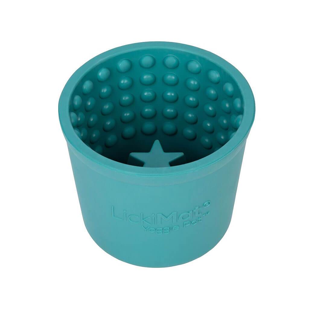 LickiMat Yoggie Pot Anti-Schling Hundenapf aus umweltfreundlichem Naturkautschuk, der langsames Fressen fördert, geistige Auslastung unterstützt und hilft, Stress abzubauen.


