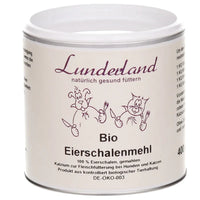 Eine Dose mit dem Etikett "Bio Eierschalenmehl" von Lunderland, das zur Fleischfütterung von Hunden und Katzen verwendet wird. Es enthält 100 % gemahlene Eierschalen und dient als Calciumquelle.