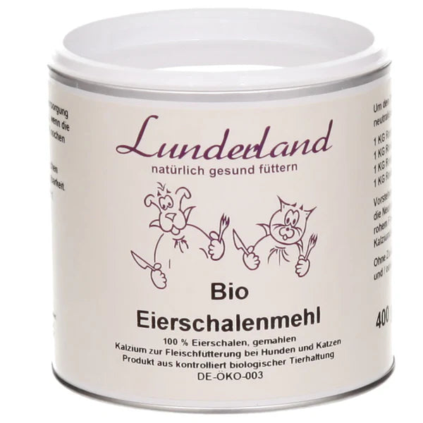 Eine Dose mit dem Etikett "Bio Eierschalenmehl" von Lunderland, das zur Fleischfütterung von Hunden und Katzen verwendet wird. Es enthält 100 % gemahlene Eierschalen und dient als Calciumquelle.