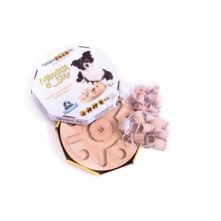 Das My Intelligent Dogs® MANDALA & STERN Intelligenzspielzeug für Hunde, komplett mit Spielsteinen und der Verpackung. Die Spielsteine sind in einem Beutel und das Holzspielzeug zeigt die ausgehöhlten Spielbahnen, die die Hunde verwenden, um die Leckerlis zu finden.