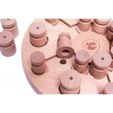 Nahaufnahme des My Intelligent Dogs® MANDALA & STERN Hundespielzeugs mit einem verdeckten Leckerli, das durch das Anheben der Walzen und Hüte freigelegt wird. Das Spiel fördert die geistige Stimulation und Problemlösungsfähigkeiten bei Hunden.