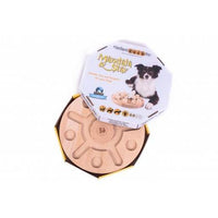 Das My Intelligent Dogs® MANDALA & STERN Intelligenzspielzeug für Hunde, geöffnet, zeigt das Holzspielzeug im Inneren der Verpackung. Das Spiel besteht aus verschiedenen Spielsteinen und bietet eine Herausforderung für die geistige Auslastung von Hunden.