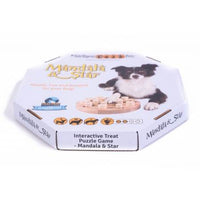 Verpackung des My Intelligent Dogs® MANDALA & STERN Intelligenzspielzeugs für Hunde. Auf der Box ist ein Hund abgebildet, der mit dem Spielzeug interagiert, das für geistige Stimulation und Problemlösungsfähigkeiten sorgt.